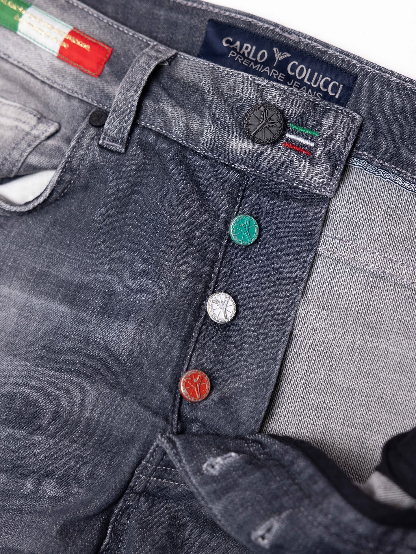 Jeans mit Used-Waschung und Logopiping