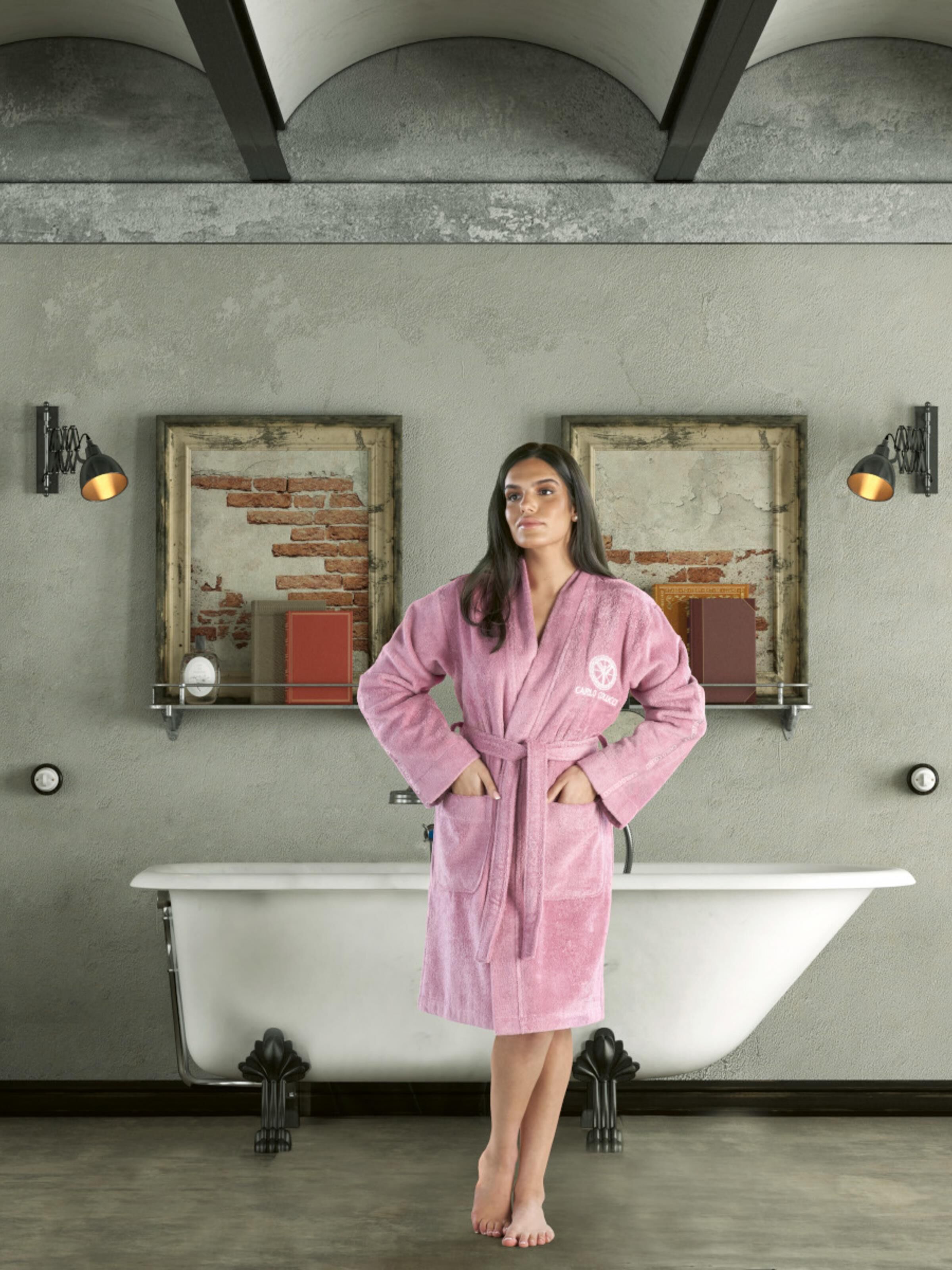 Bademantel mit Stickerei