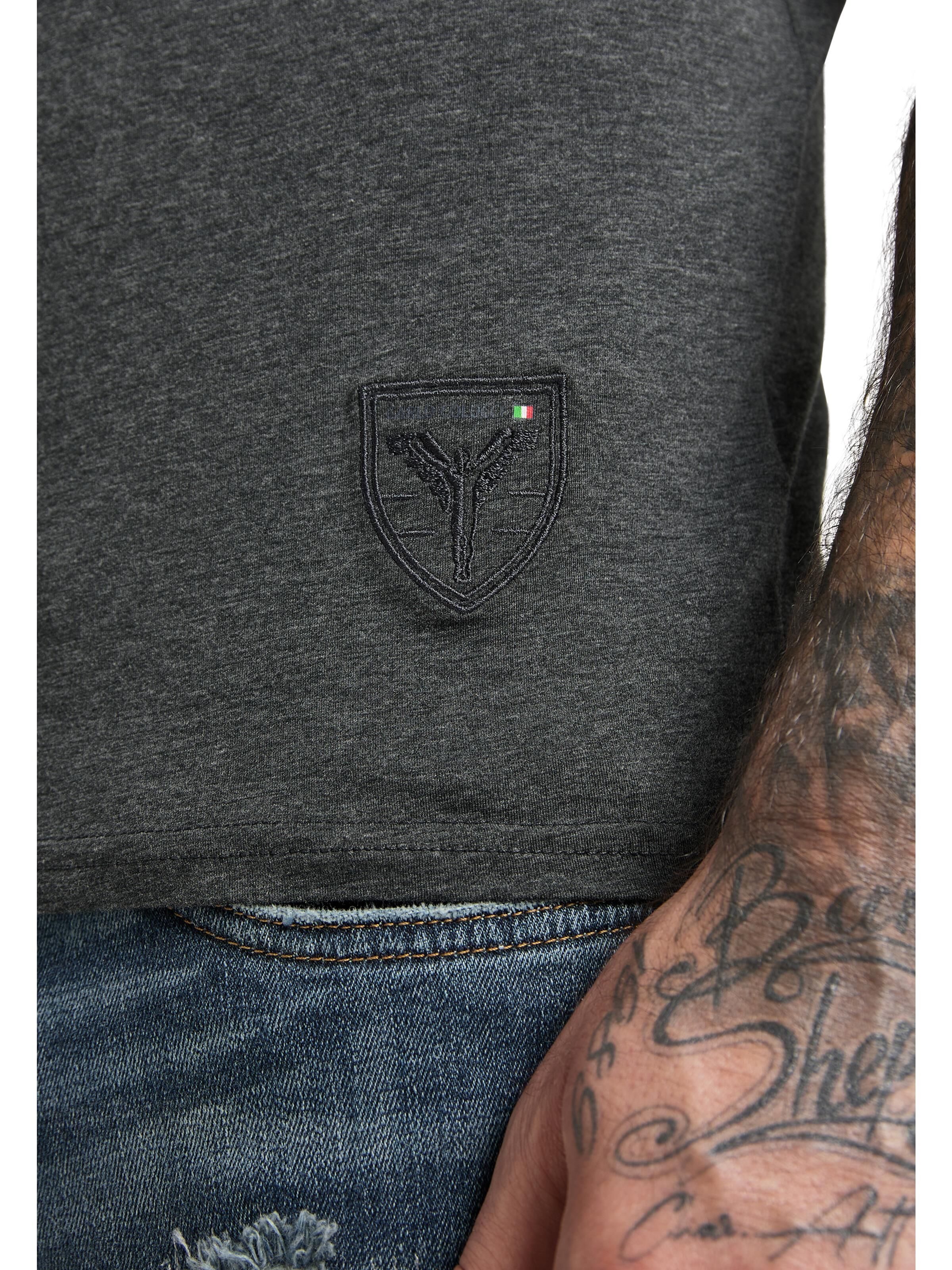 V-neck T-Shirt mit aufwendiger Stickerei