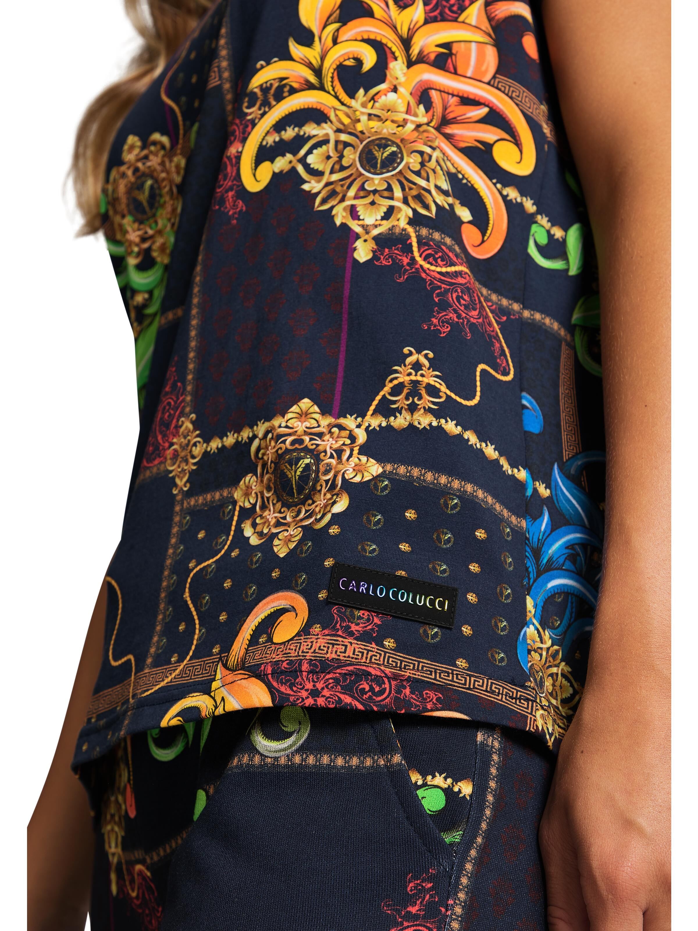  Eye-catching print T-shirt