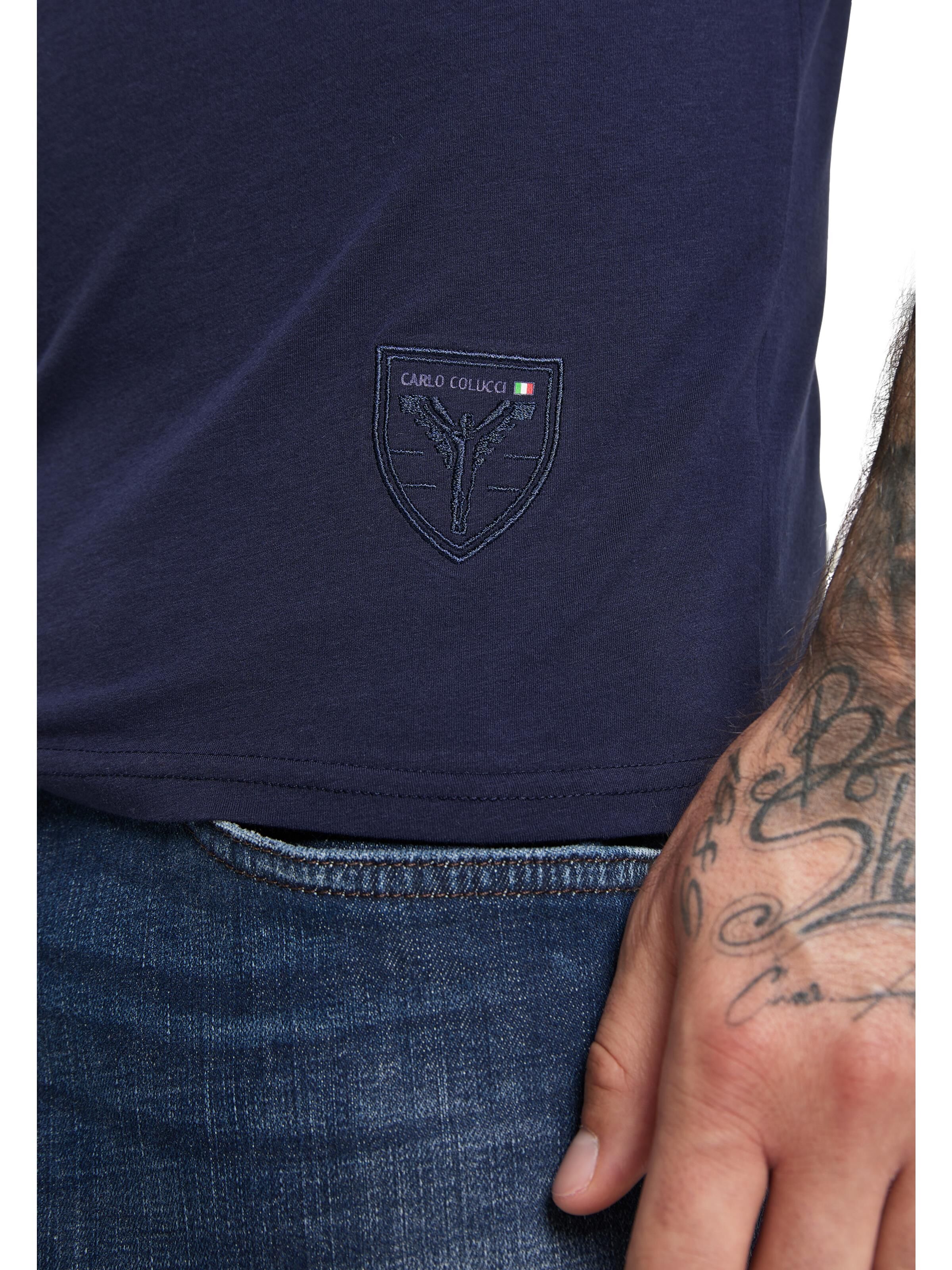 V-neck T-Shirt mit aufwendiger Stickerei