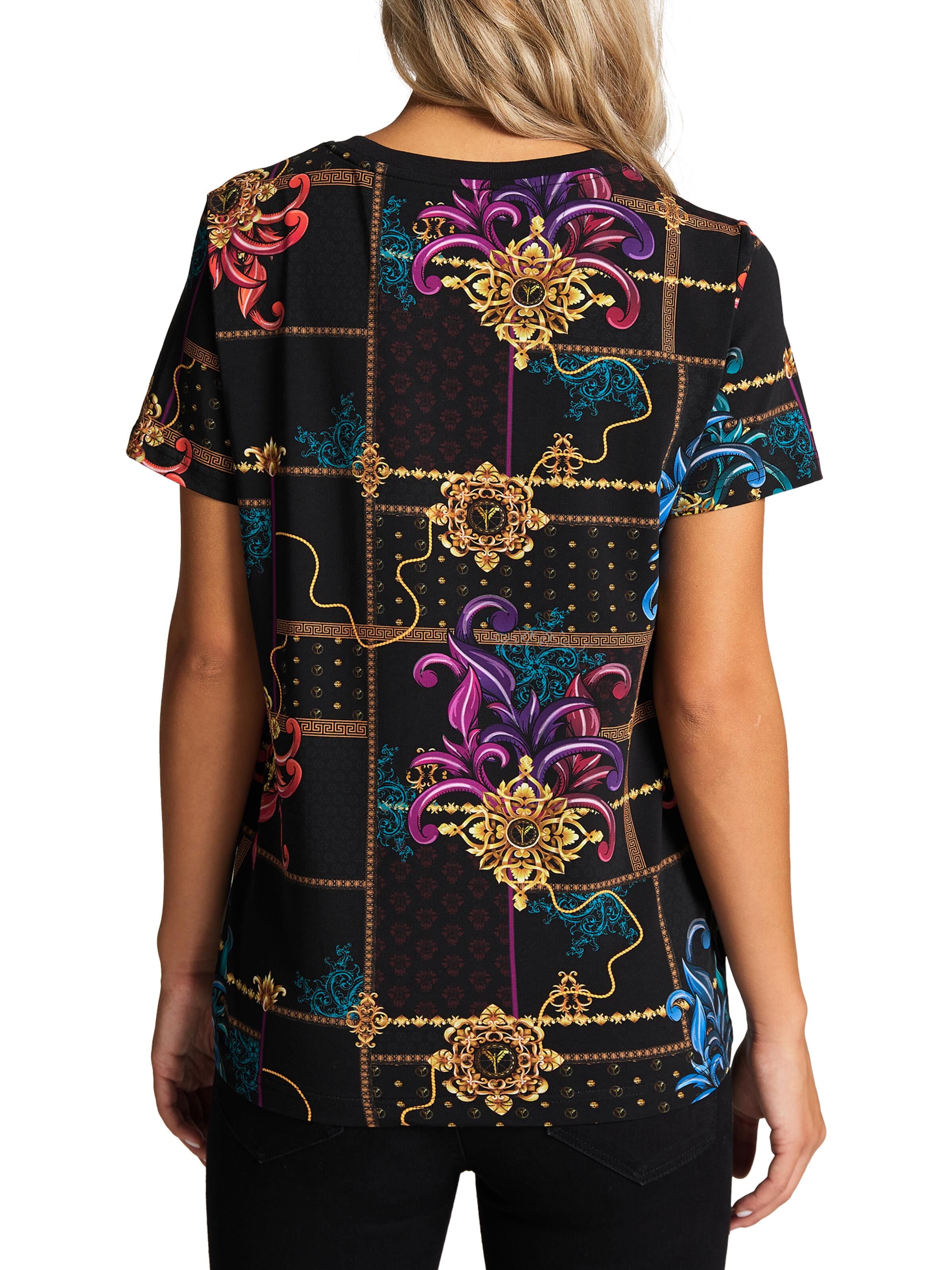 Eye-catching print T-shirt