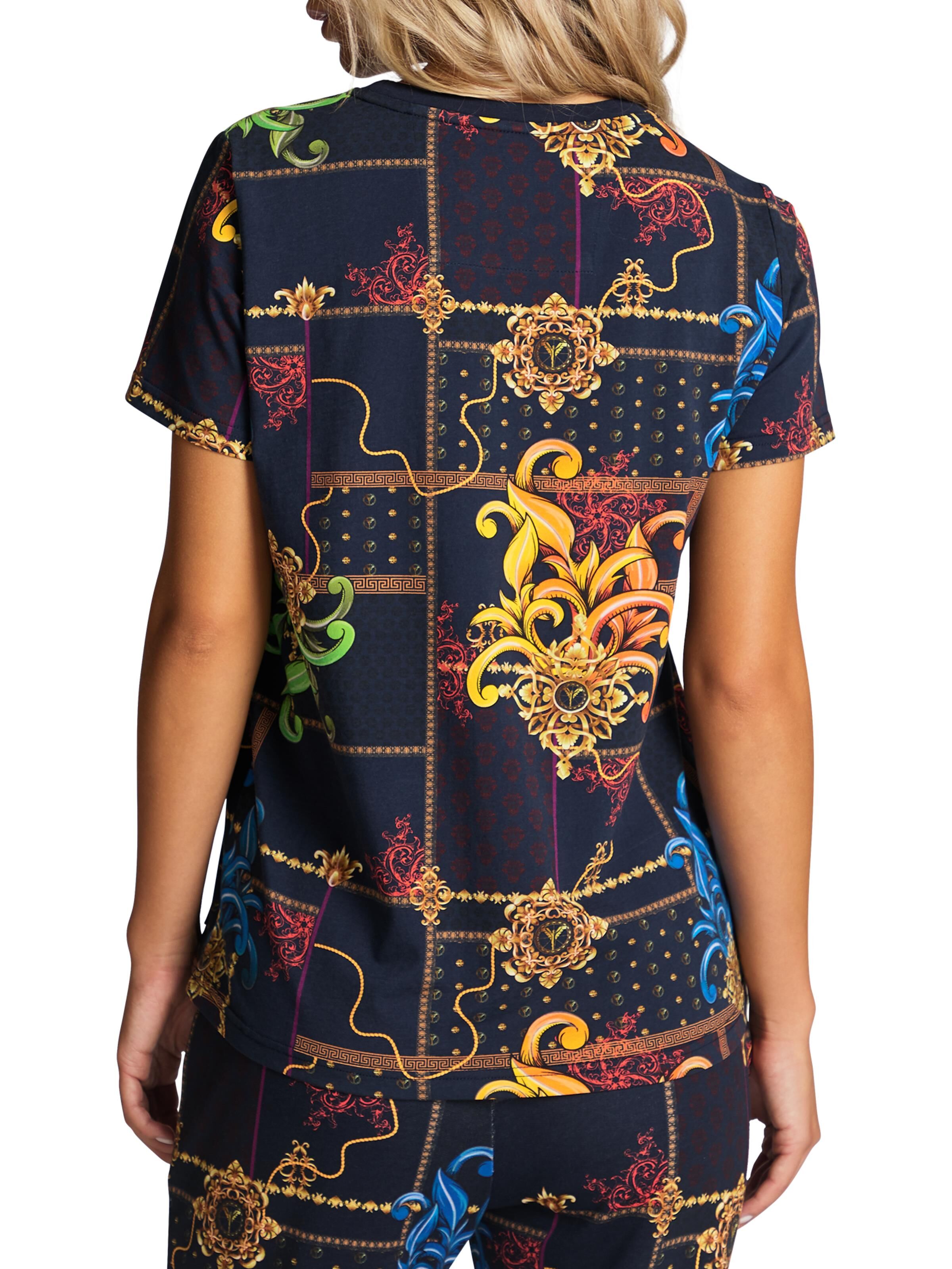  Eye-catching print T-shirt