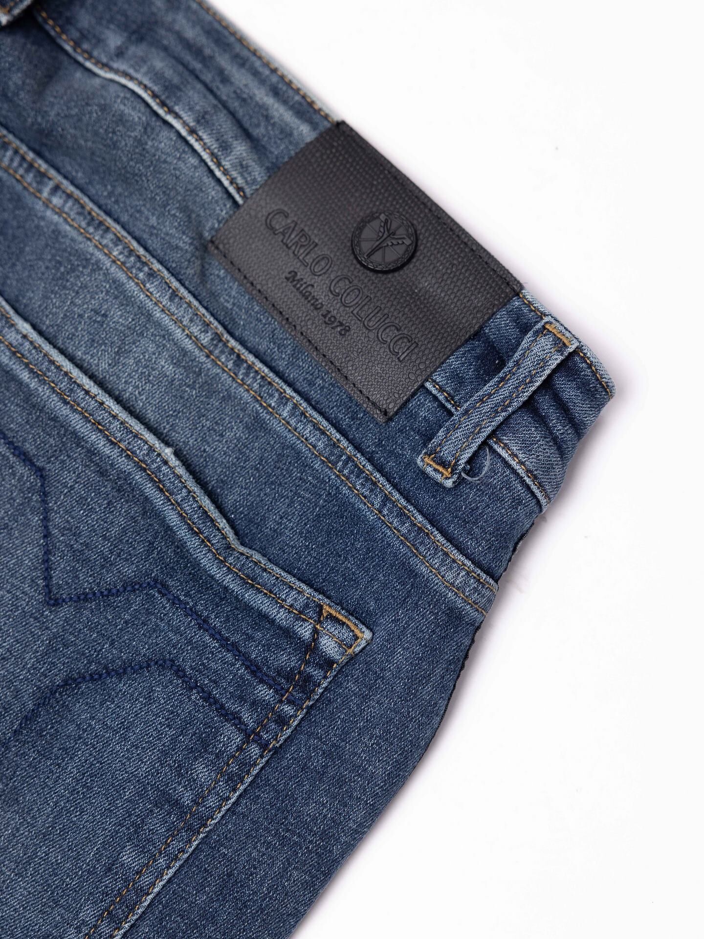 Destroyed Jeans mit seitlichem Piping