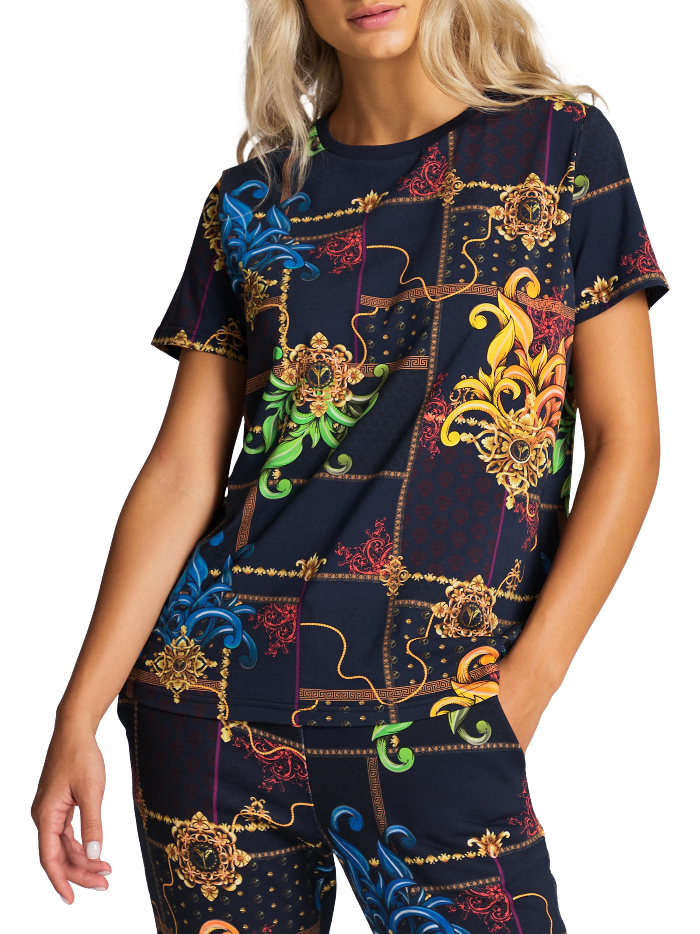  Eye-catching print T-shirt