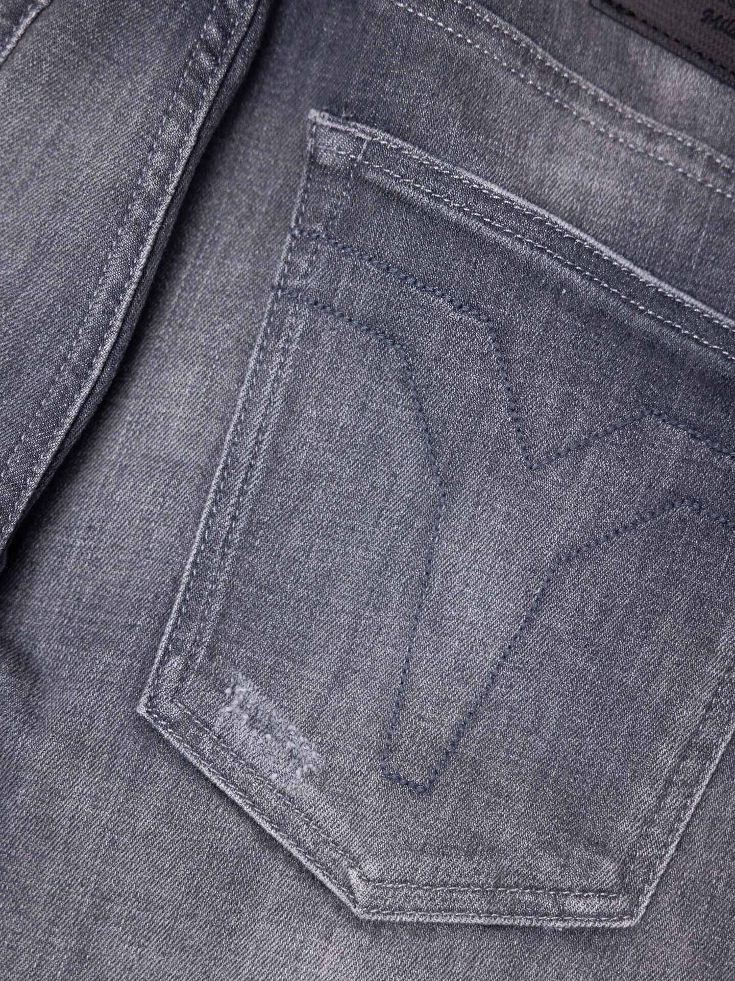 Jeans mit Used-Waschung und Logopiping