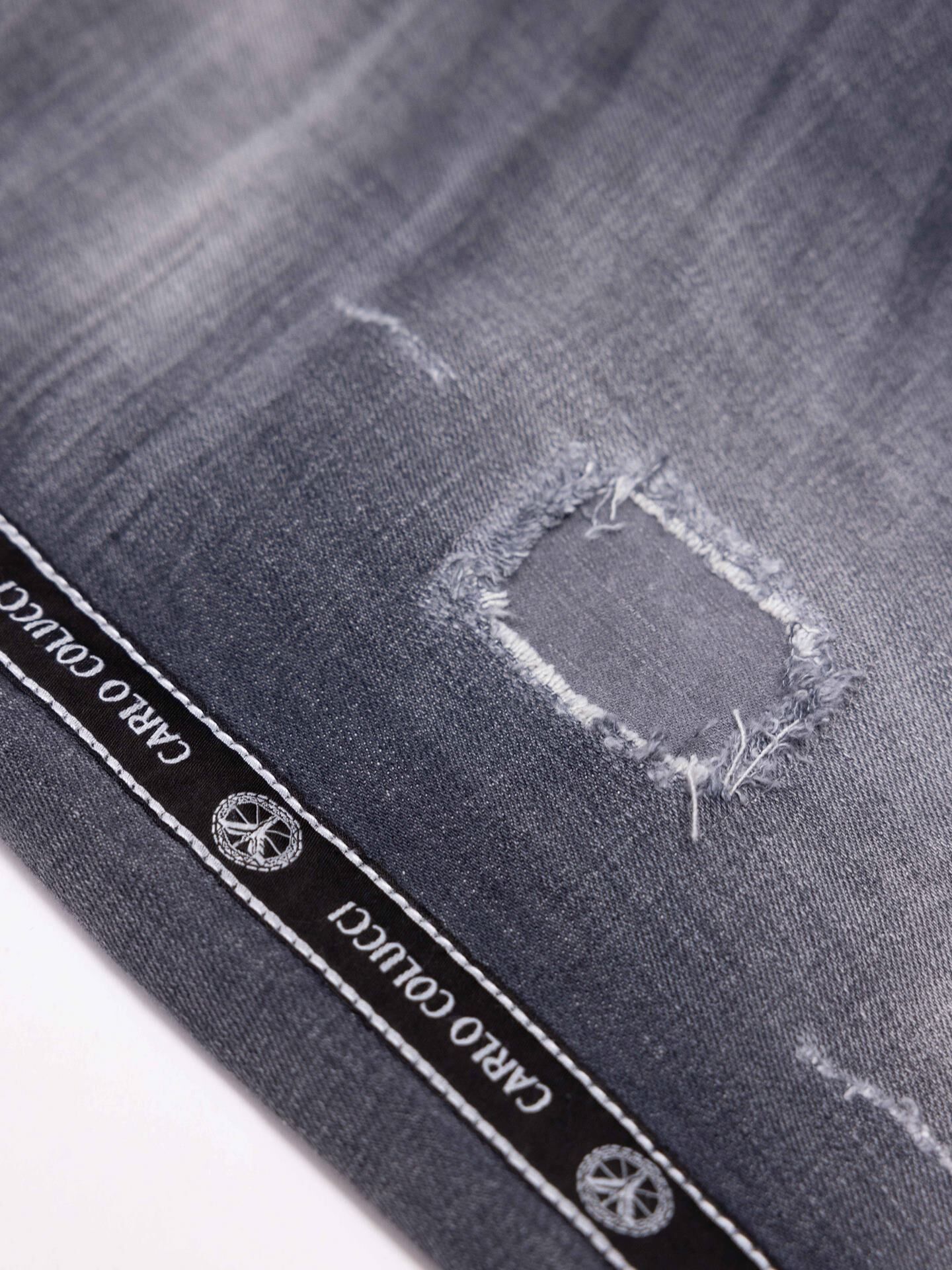 Jeans mit Used-Waschung und Logopiping