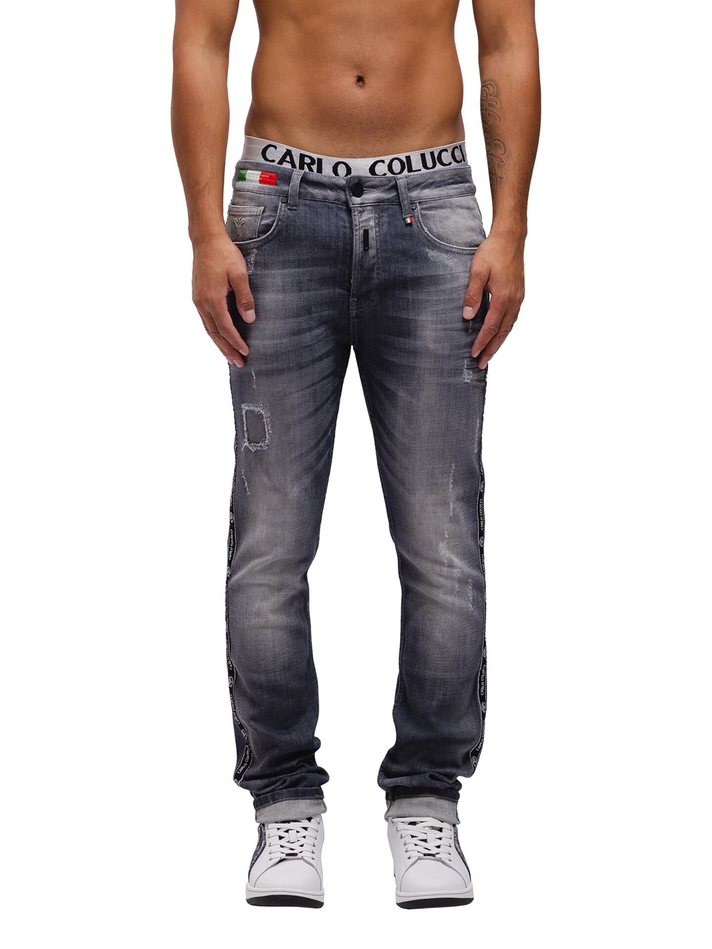 Jeans mit Used-Waschung und Logopiping