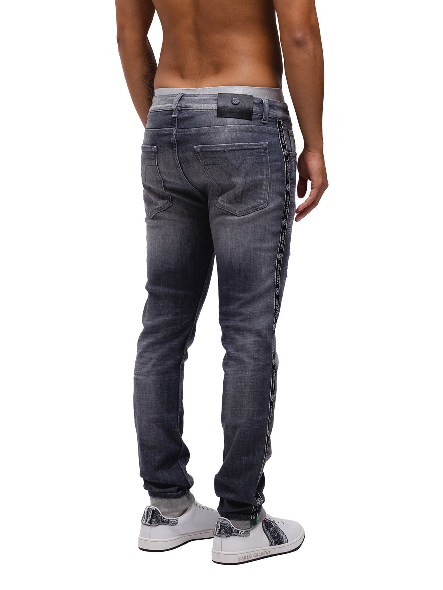 Jeans mit Used-Waschung und Logopiping