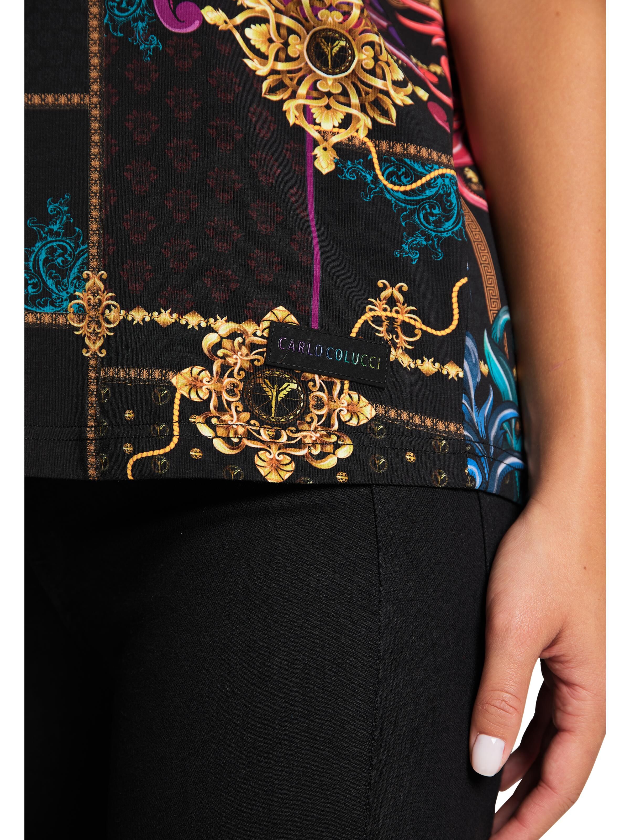  Eye-catching print T-shirt