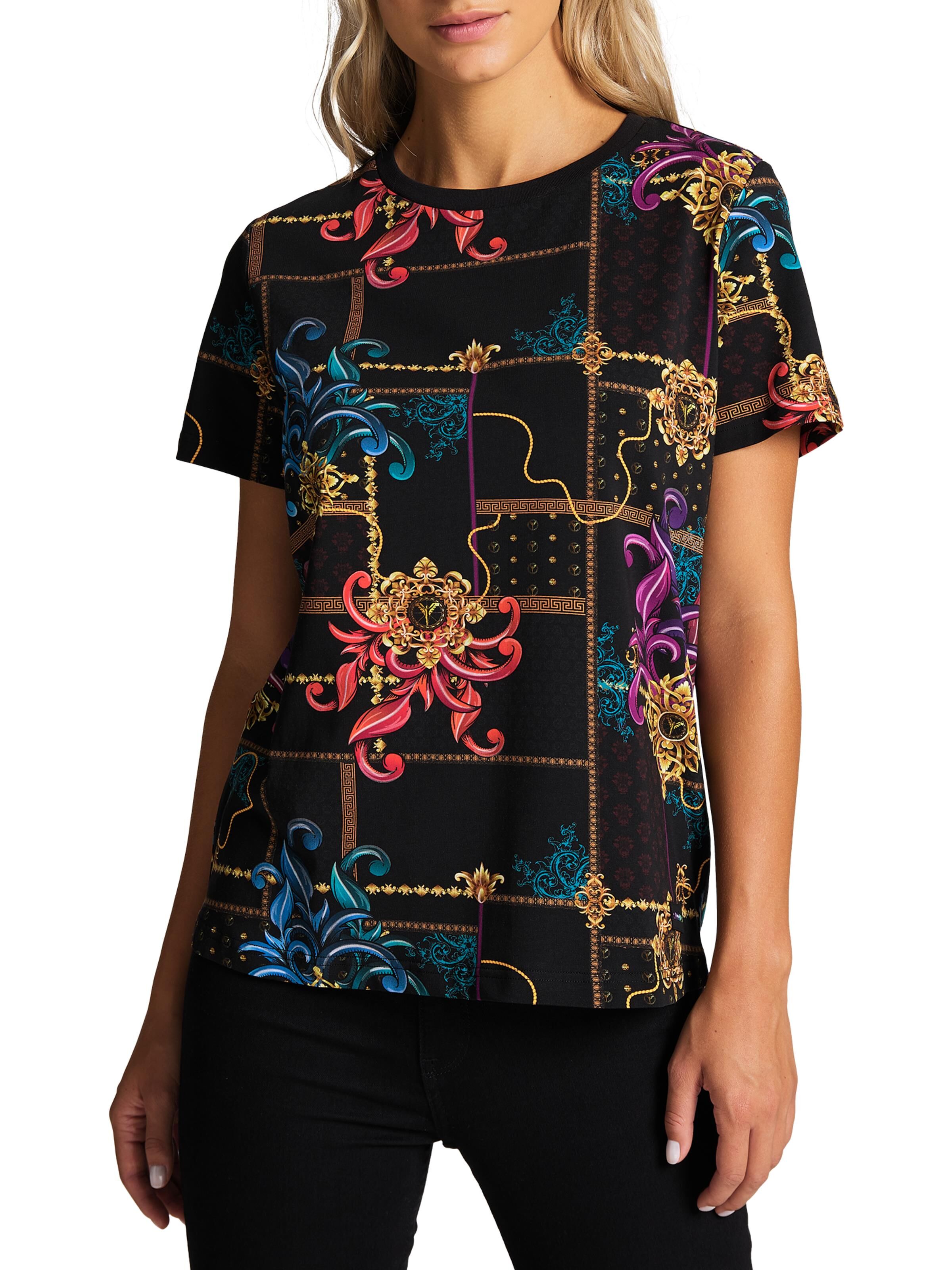  Eye-catching print T-shirt