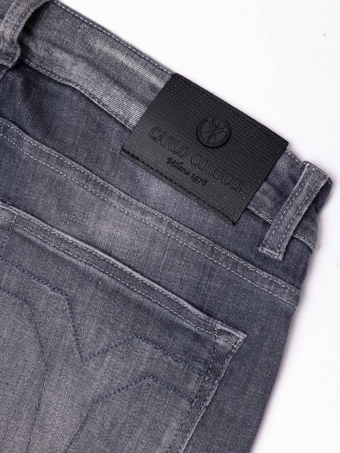 Jeans mit Used-Waschung und Logopiping