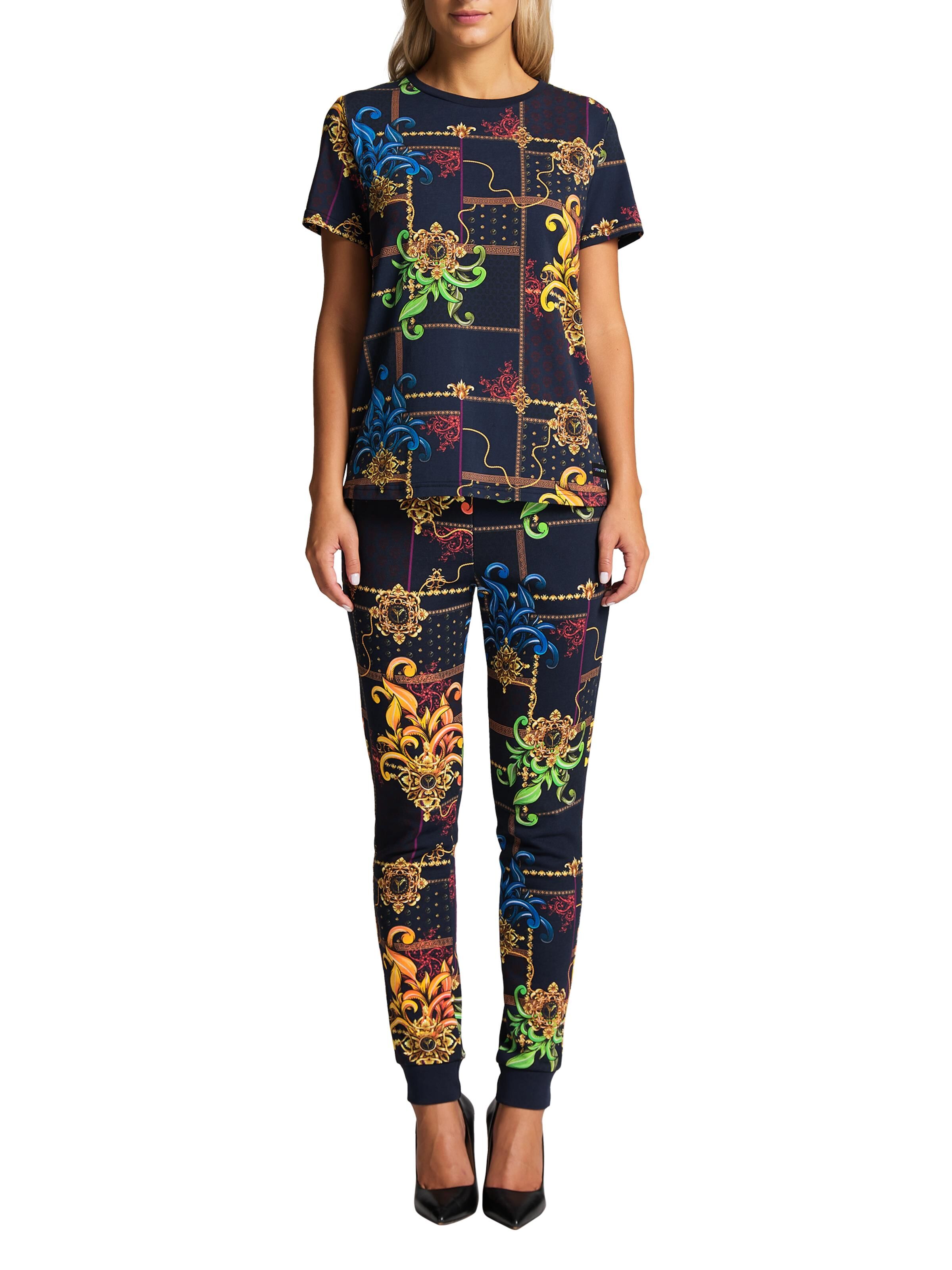  Eye-catching print T-shirt