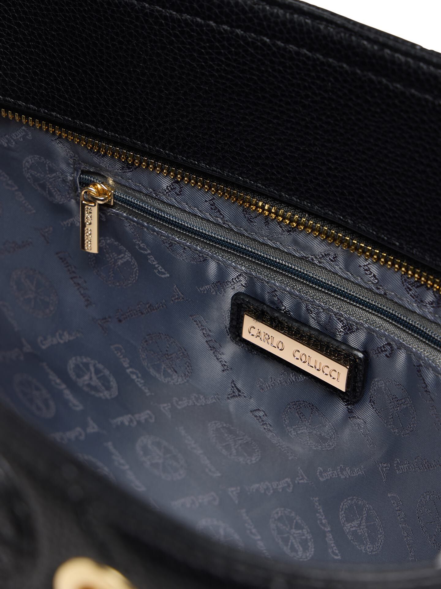 Shopper with logo embossing