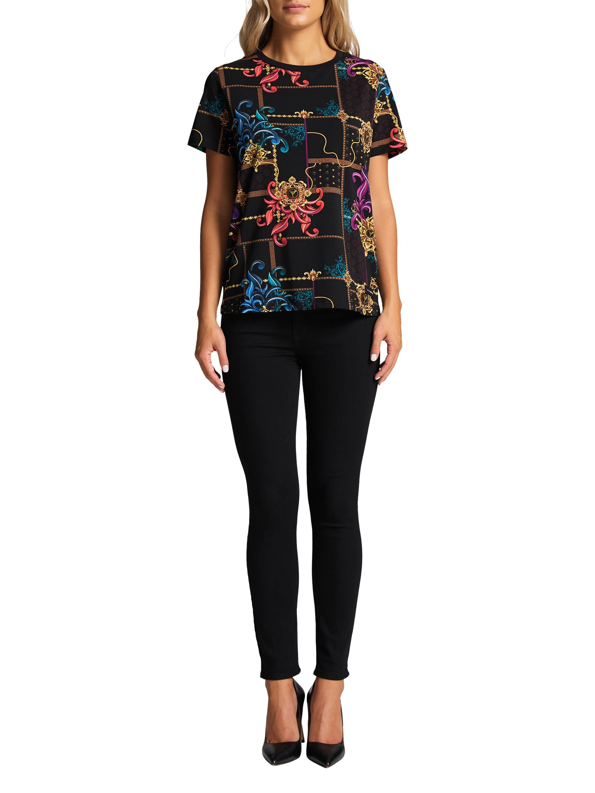  Eye-catching print T-shirt